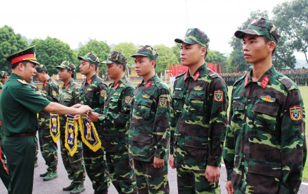  Thiếu tướng Phùng Sĩ Tấn, Phụ trách Tư lệnh Quân khu trao cờ lưu niệm cho các đoàn tham gia Hội thao