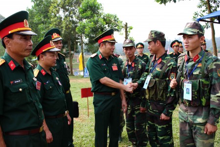 Thiếu tướng Phùng Sĩ Tấn, Phụ trách Tư lệnh Quân khu động viên các vận động viên tham gia hội thao.