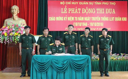 Các cơ quan, đơn vị Bộ CHQS tỉnh Phú Thọ ký kết giao ước thi đua.