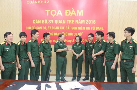 Thiếu tướng Vũ Sơn Hoàng, Phó Chủ nhiệm Chính trị Quân khu trao đổi với đại biểu tại Tọa đàm.