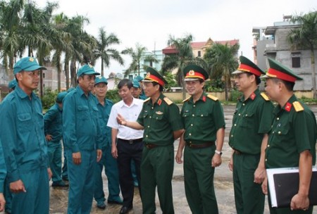  Lãnh đạo Bộ Tham mưu Quân khu 2 đối thoại với dân quân phường Liên Bảo, TP Vĩnh Yên (tỉnh Vĩnh Phúc).