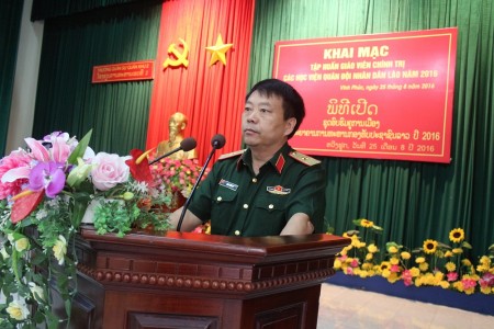 Thiếu tướng Sùng Thìn Cò, Phó Tư lệnh Quân khu phát biểu chỉ đạo lớp tập huấn.