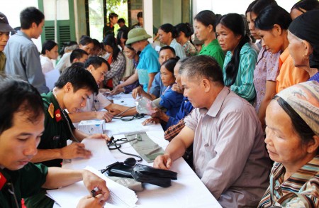 Quân y Sư đoàn 316 khám bệnh, cấp thuốc miễn phí cho nhân dân xã Kiên Đài, huyện Chiêm Hóa, tỉnh Tuyên Quang.