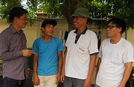 Anh Nguyễn Văn Tuấn (ngoài cùng bên trái) tuyên truyền vận động người dân thực hiện nếp sống văn minh khi lo việc hiếu.