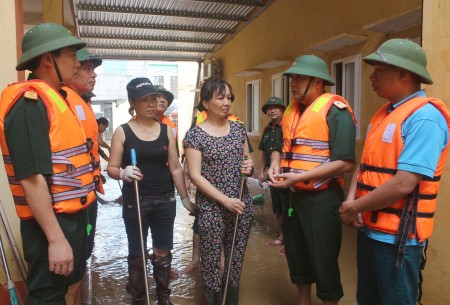 Thiếu tướng Phùng Sĩ Tấn, Phụ trách Tư lệnh Quân khu 2 kiểm tra tình hình ngập lụt tại Bệnh viện Giao thông vận tải thành phố Yên Bái (Yên Bái).