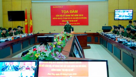 Thiếu tướng Vũ Sơn Hoàng, Phó Chủ nhiệm Chính trị Quân khu phát biểu tại Tọa đàm.