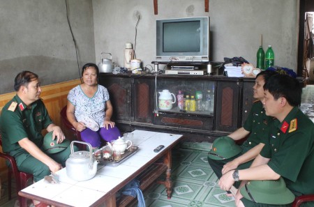Đoàn công tác Quân khu 2 thăm hỏi động viên gia đình chị Nguyễn Thị Thao, khu 6, xã Hiền Lương, huyện Hạ Hòa, tỉnh Phú Thọ.