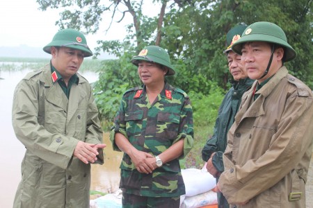 Đoàn công tác Quân khu kiểm tra hệ thống đê kè chống lũ tại huyện Cẩm Khê, tỉnh Phú Thọ.