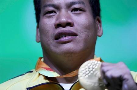 Lê Văn Công nghẹn ngào khi mang về cho thể thao Việt Nam chiếc HCVđầu tiên trong lịch sử Paralympic. Ảnh: Reuters. 