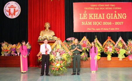 Thiếu tướng Phùng Sĩ Tấn, Ủy viên Ban Thường vụ Đảng ủy Quân khu, Phụ trách Tư lệnh Quân khu tặng hoa chúc mừng cán bộ, giáo viên và sinh viên Nhà trường.
