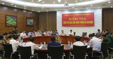 Đại tá Thái Minh Đường, Chỉ huy trưởng Bộ CHQS tỉnh Lào Cai báo cáo kết quả công tác Giáo dục QP-AN năm 2015 và 8 tháng đầu năm 2016.