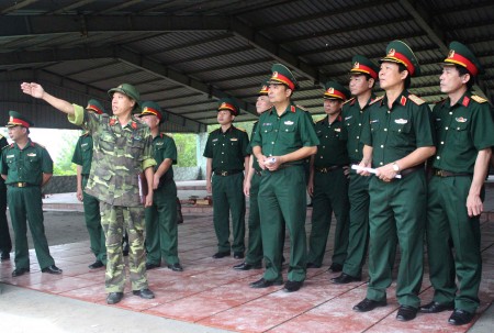 Đoàn công tác Quân khu kiểm tra tại thao trường bắn thôn Bản Long, xã Minh Quang, huyện Tam Đảo, tỉnh Vĩnh Phúc.