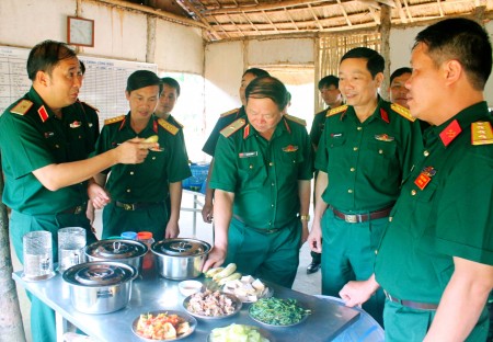 Thiếu tướng Phùng Sĩ Tấn, Ủy viên Ban Thường vụ Đảng ủy Quân khu, Phụ trách Tư lệnh Quân khu kiểm tra tại bếp ăn dã ngoại Lữ đoàn 543.