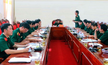 Đại tá Hoàng Hải, Chỉ huy trưởng Bộ CHQS tỉnh Điện Biên báo cáo kết quả thực hiện công tác quốc phòng, quân sự địa phương.