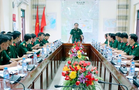 Thiếu tướng Phùng Sĩ Tấn, Ủy viên Ban Thường vụ Đảng ủy Quân khu, Phụ trách Tư lệnh Quân khu chủ trì kiểm tra tại Lữ đoàn 82.
