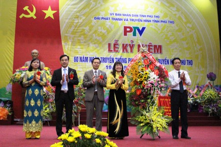 Đồng chí Hoàng Vĩnh Bảo Thứ trưởng Bộ Thông tin  và Truyền thông tặng hoa chúc mừng Đài PTTH Phú Thọ.