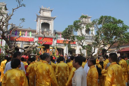 Các đại biểu dâng hương tại Đền Bảo Lộc.