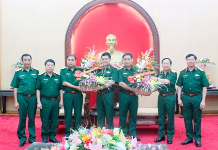 Thủ trưởng Bộ Tư lệnh Quân khu tặng hoa chúc mừng Thiếu tướng Hoàng Ngọc Dũng và Thiếu tướng Nguyễn Hồng Thái.