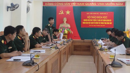 Thiếu tướng Nguyễn Văn Thế, Phó Giám đốc Học viện Chính trị phát biểu tại hội thảo.