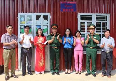 Cán bộ Ban Thanh niên Quân khu 2 trao “Ngôi nhà 100 đồng” tặng Trường Mầm non Họa Mi. 