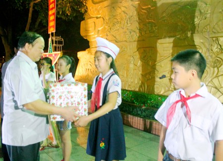 Thiếu tướng Vũ Sơn Hoàng, Phó Chủ nhiệm Chính trị Quân khu tặng quà Trung thu cho các cháu thiếu nhi.