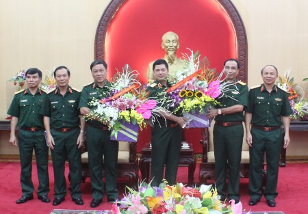 Bộ Tham mưu Quân khu tặng hoa chúc mừng.
