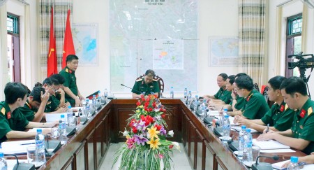 Chỉ huy Lữ đoàn 82 báo cáo kết quả thực hiện nhiệm vụ của đơn vị 9 tháng đầu năm 2016.