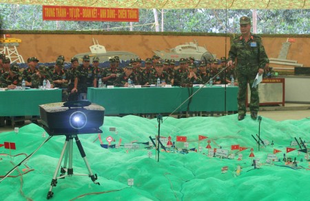 Đại tá Nguyễn Đăng Khải, Sư đoàn trưởng Sư đoàn 316 thông qua Quyết tâm chiến đấu trước Đảng ủy Sư đoàn trong Diễn tập TM-16.