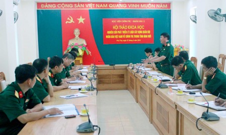 Thiếu tướng Phạm Đức Duyên, Phó Chính ủy Quân khu phát biểu tại hội thảo.