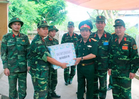 1.Thiếu tướng Trịnh Văn Quyết, Bí thư Đảng ủy, Chính ủy Quân khu tặng quà, động viên cán bộ, chiến sĩ Tiểu đoàn 1, Trung đoàn 174.