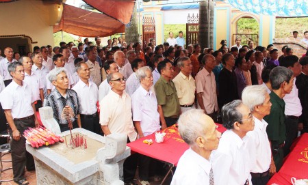 Các đại biểu cùng toàn thể nhân dân tham gia buổi lễ.