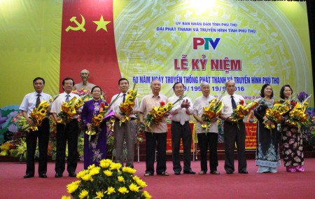Phó Tổng Giám đốc Đài Truyền hình Việt Nam Lâm Kiết Tường trao tặng Kỷ niệm chương “Vì sự nghiệp truyền hình” cho lãnh đạo, nguyên lãnh đạo tỉnh Phú Thọ.