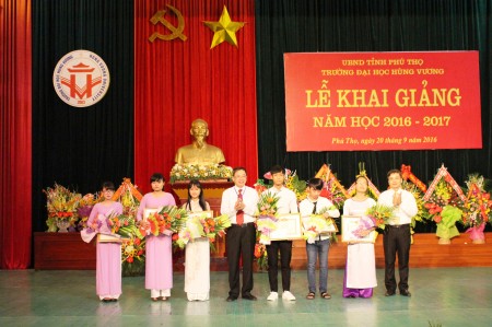 Lãnh đạo Nhà trường trao Giấy khen tặng các tân sinh viên đạt danh hiệu thủ khoa.