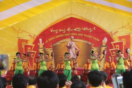 Đoàn chèo Nam Định biểu diễn phục vụ buổi lễ dâng hương.