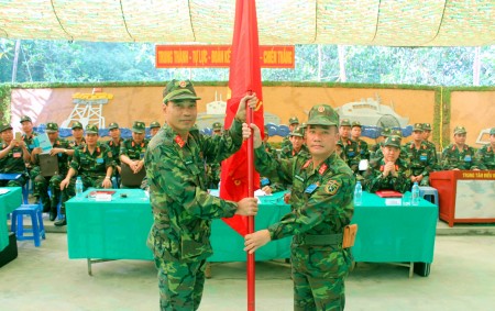 Đại tá Trần Minh Phong, Phó Tham mưu trưởng Quân khu trao Cờ Quyết chiến, quyết thắng cho Sư đoàn 316.