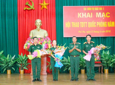 Thiếu tướng Hoàng Hữu Thế, Ủy viên Ban Thường vụ Đảng ủy, Chủ nhiệm Chính trị Quân khu tặng hoa cho đại diện các VĐV tham gia hội thao.