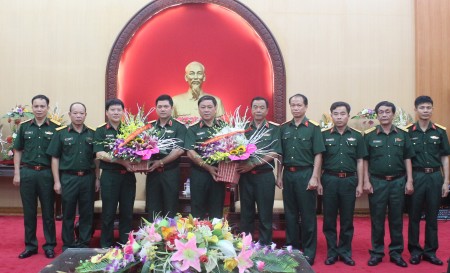 Cục Chính trị Quân khu tặng hoa chúc mừng.