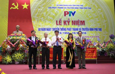 Đồng chí Vũ Hải, Phó Tổng Giám đốc Đài Tiếng nói Việt Nam trao tặng Kỷ niệm chương “Vì sự nghiệp phát thanh” cho lãnh đạo, nguyên lãnh đạo Đài PTTH Phú Thọ.