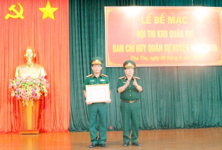 Đồng chí Phó Tư lệnh Quân khu trao Bằng khen cho Ban CHQS huyện Tam Nông (Phú Thọ) - Đơn vị giành giải Nhất trong hội thi.