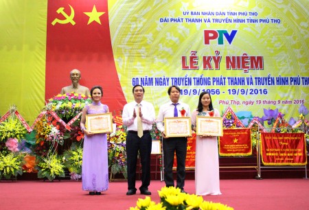 Chủ tịch UBND tỉnh Phú Thọ trao giải Nhất thể loại truyền hình cho các tác giả, tác phẩm đoạt giải tại Liên hoan PTTH tỉnh Phú Thọ lần thứ XI năm 2016.