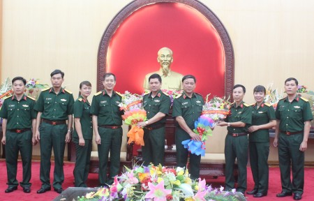 Cán bộ, nhân viên Văn phòng Quân khu tặng hoa chúc mừng.