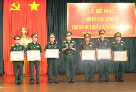 Đại tá Nguyễn Thanh Liêm, Chủ nhiệm Kỹ thuật Quân khu trao Giấy khen cho các đơn vị đạt Giải Nhì trong hội thi.