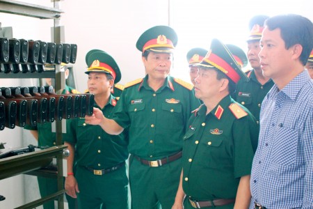 Thiếu tướng Sùng Thìn Cò, Phó Tư lệnh Quân khu cùng đoàn công tác thăm quan tại Kho quân khí Ban CHQS huyện Tam Nông (Phú Thọ).