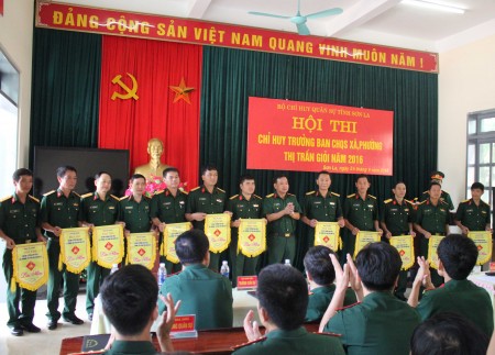 Đại tá Hoàng Đình Tường , Chính ủy Bộ CHQS tỉnh tặng cờ lưu niệm cho Ban CHQS các huyện, thành phố.