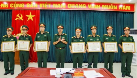 Đại tá Trần Minh Phong trao giải cho các cá nhân thuộc nhóm sáng kiến.
