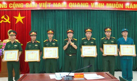 Đại tá Nguyễn Như Bách trao giải cho các cá nhân có sản phẩm cải tiến.