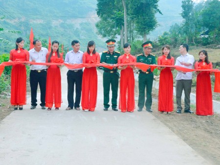 Lãnh đạo Bộ CHQS tỉnh Hà Giang và cấp ủy, chính quyền địa phương cắt băng khánh thành công trình đường giao thông.