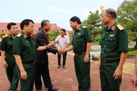 Thủ trưởng Bộ Tư lệnh Quân khu đón Đoàn cán bộ tỉnh Luông Pha Băng.