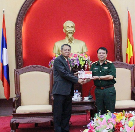 Thiếu tướng Sùng Thìn Cò tặng quà lưu niệm đồng chí trưởng đoàn tỉnh Luông Pha Băng.