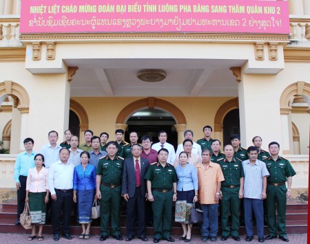  Thủ trưởng Bộ Tư lệnh Quân khu chụp ảnh lưu niệm với Đoàn đại biểu tỉnh Luông Pha Băng.